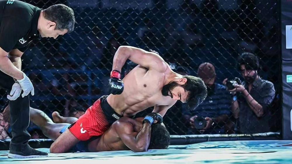 মিক্সড মার্শাল আর্ট বা এমএমএ যোদ্ধা অংশুল এখন ইউএফসির সঙ্গে চুক্তি করতে মাত্র কয়েকটা ধাপ দূরে। উল্লেখ্য, এইএফসি হল বিশ্বের সবচেয়ে বড় মিক্সড মার্শাল আর্টের প্রতিযোগিতা।   