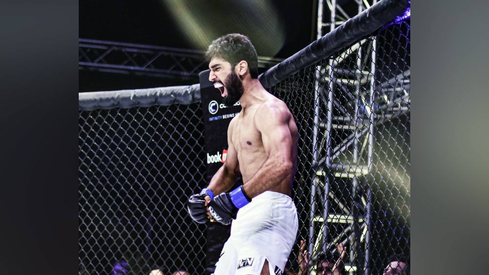 যদিও খেলার দুনিয়ায় আসার কথা অংশুলের সূদূর কল্পনাতেও ছিল না। বাবা সেনাবাহিনীতে ছিলেন। ছেলেরও ইচ্ছে ছিল সেনা হয়ে দেশের সেবা করবেন। দিন-রাত ধরে তার প্রস্তুতি নিচ্ছিলেন অংশুল। কম্বাইন্ড ডিফেন্স সার্ভিসেস বা সিডিএস পরীক্ষায় পাশও করেন। তবে ইন্টারভিউ পার করতে পারেননি।