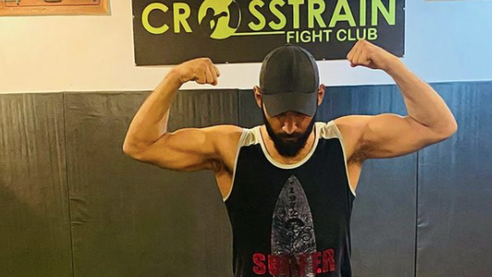 অংশুলের কথায়, ‘‘আমার জীবনের প্রথম লক্ষ্যই ছিল সেনা হওয়া। নেশা বিভিন্ন খেলা।’’ নিয়ম করে শরীরচর্চার সঙ্গে চলত বক্সিং ট্রেনিং। কিন্তু এমএমএ-তে এসে পড়া আচমকাই।