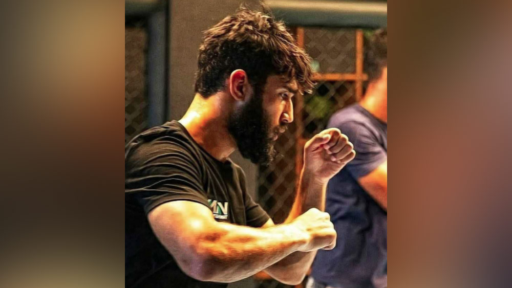 তবে এ সবের মধ্যে বয়স বাড়ছিল। হাতখরচের জন্য অংশুল শুরু করেন গৃহশিক্ষকতার কাজ। অঙ্কের শিক্ষক তিনি।