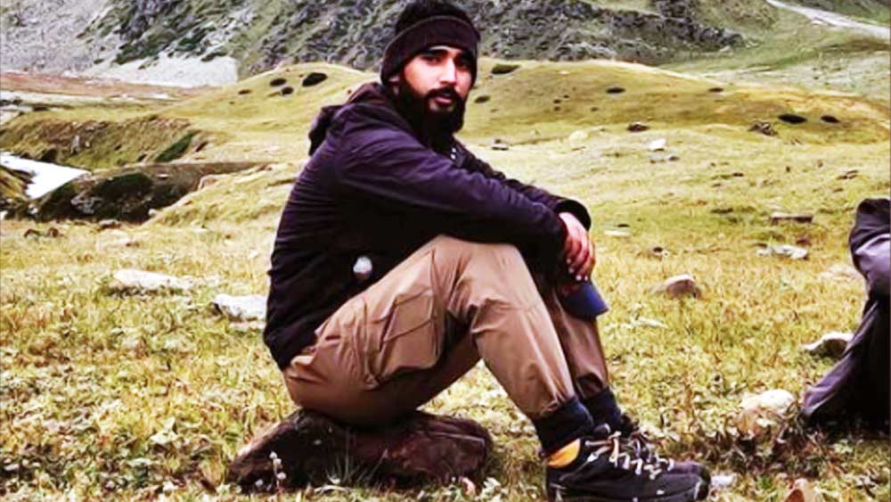 এর মধ্যে এমএমএ-এর নেশা জেঁকে বসেছে অংশুলের মাথায়। শারীরিক কসরত, কঠিন প্রশিক্ষণ ডুবে থাকতেন। অবসর সময়ে ইউটিউবে  বাঘা বাঘা কুস্তিগির এবং বক্সারদের ভিডিয়ো দেখতেন। 