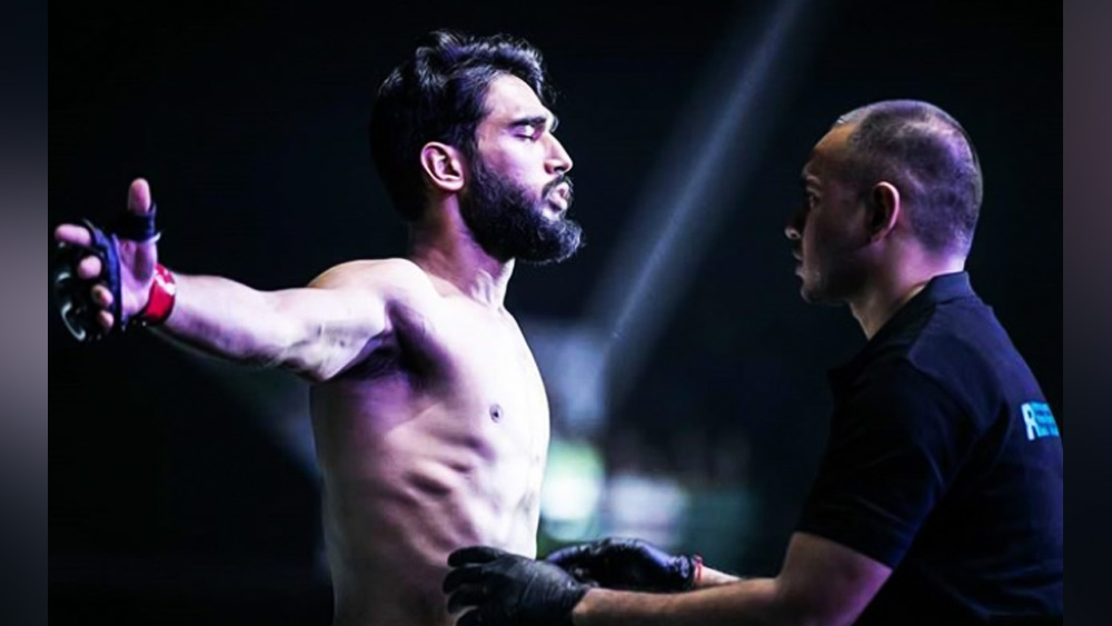 দিল্লির একটি জিমে অংশুলের সঙ্গে আলাপ হয় তরুণ যাদবের। আট বারের বিজেজে জাতীয় চ্যাম্পিয়ন, এশিয়ার প্রথম দশ ‘যোদ্ধা’ এবং পার্পল বেল্টধারী তরুণের সঙ্গে পরিচয়ই অংশুলের জীবনের মোড়় ঘুরিয়ে দেয়।