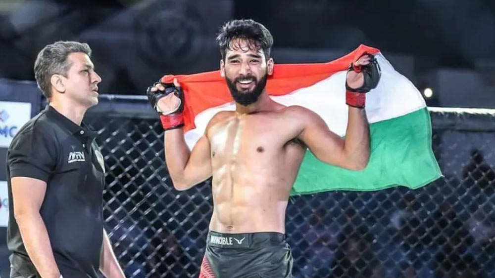 সেই তরুণকে প্রথম বার দেখে অংশুল ভেবেছিলেন ওই তো ছোটখাটো চেহারা। চোখে সরু চশমা, ৬০ কেজি ওজনের যুবককে পিষে দেবেন। কিন্তু ভুল ভেঙে গেল রিংয়ে। একের পর এক রাউন্ডে তরুণের কাছে হার মানতে হয় তাঁকে। অংশুলের ভুল ভাঙে।  তিনি বুঝতে পারেন শুধু শারীরিক সক্ষমতা নয়, বিজেজে হল কৌশলের খেলা।