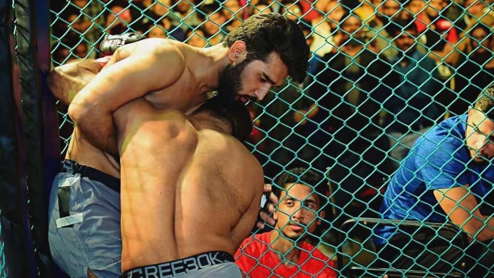 অংশুল জানান, কয়েক জন বন্ধু না থাকলে এই সময়টাকে পেরিয়ে আসতেই পারতেন না তিনি। বেঙ্গালুরু, মুম্বই— বড় বড় শহরে যেখানেই ম্যাচ থাকুক না কেন, তাঁর পকেটে টাকা গুঁজে দিয়েছেন বন্ধুরাই।