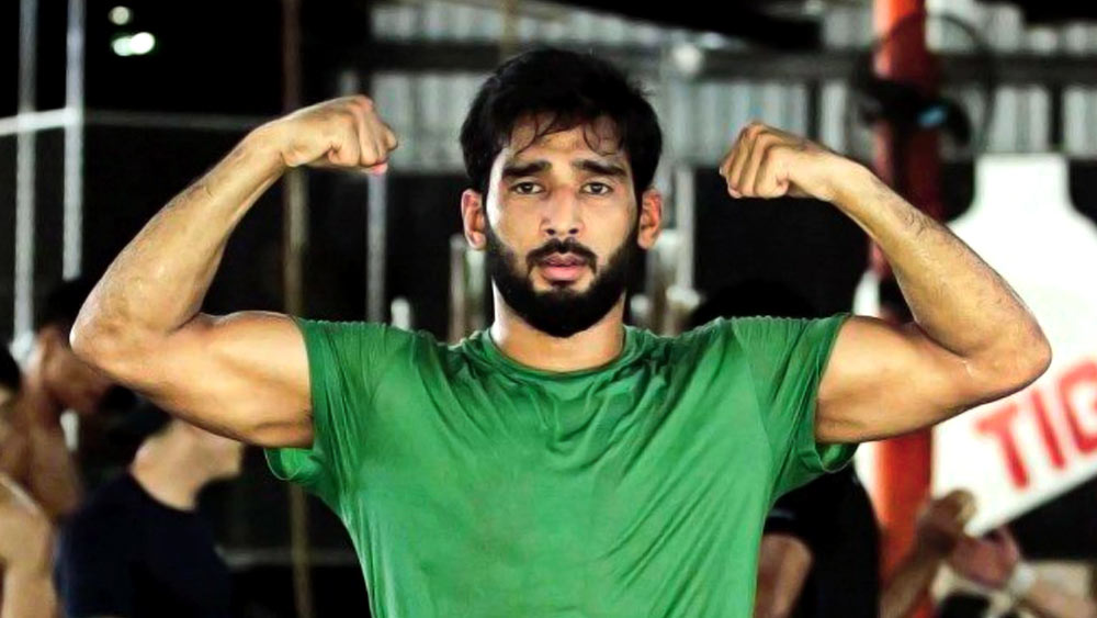 একের পর এক টুর্নামেন্ট জিতেছেন। বাড়িয়েছেন র‌্যাঙ্ক। কঠিন পরিশ্রম, সে রকম বড় কোনও প্রশিক্ষকের কাছে প্রশিক্ষণ ছাড়াই বক্সিং স্কিলকে উন্নত করেছেন। অংশুলের বিশ্বাস, আগামী চার বছরের মধ্যে তিনি ইউএফসি চ্যাম্পিয়ন হবেনই।