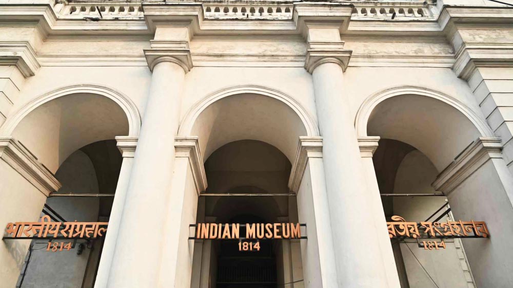 যাঁকে নিরস্ত্র করার চেষ্টা, তাঁর হাতেই খাস অস্ত্রাগারের চাবি! অথচ জাদুঘর চত্বরে সেই চাবি হাতে তিনি কোথায়, কোন অলিগলিতে ঘোরাফেরা করছেন, তার খোঁজ নেই পুলিশের কাছে।