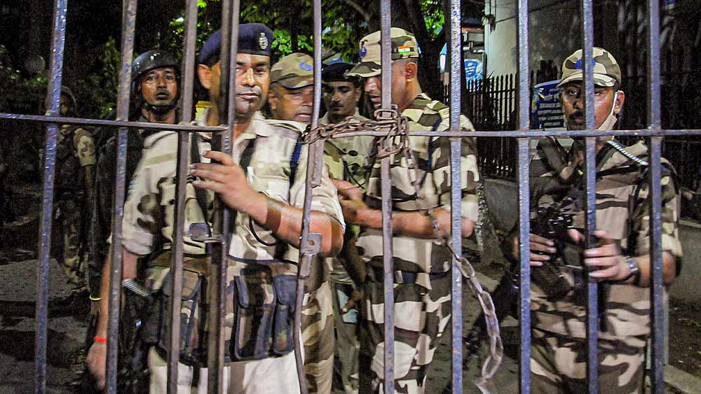 শনিবার কলকাতা জাদুঘর চত্বর থেকে পর পর গুলির আওয়াজ আসার পর ভর সন্ধ্যায় এমন পরিস্থিতিতেই কাজ শুরু করেছিল কলকাতা পুলিশ। শুরু হয়েছিল অপরেশন মোজো।