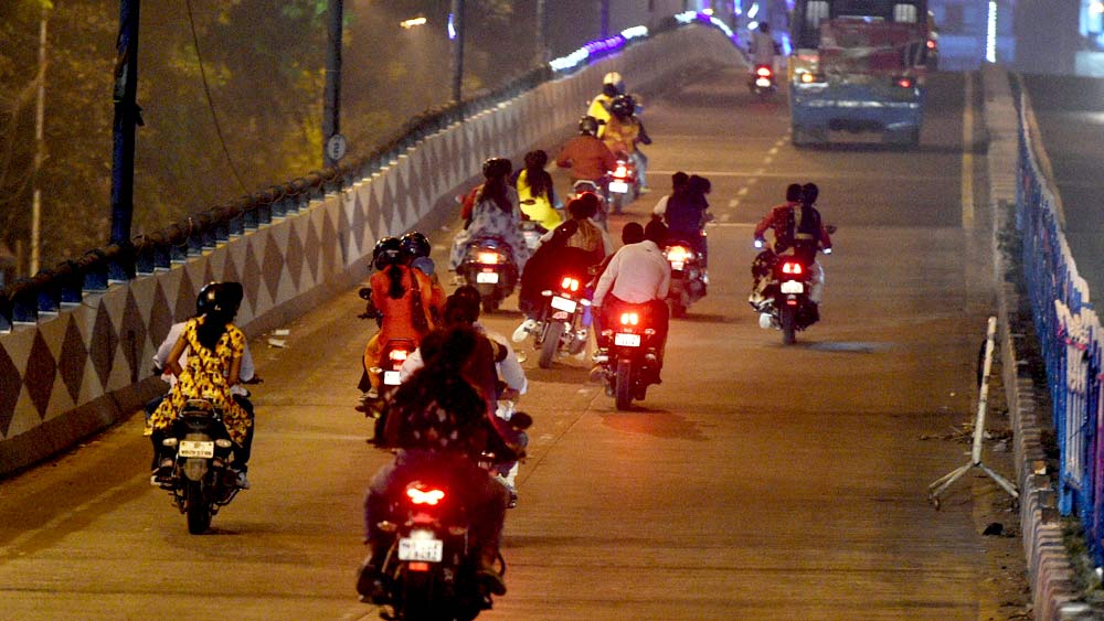 চালের একটু ভুলে অস্ত্রাগারের বহু অস্ত্র সচল হতে পারত। ভর সন্ধ্যায় ধর্মতলা ও পার্ক স্ট্রিট সংযোগস্থলের ভারতীয় জাদুঘর চত্বরের হয়ে উঠতে পারত আরও ভয়াবহ। কিন্তু শেষ পর্যন্ত হয়নি। কারণ জাদুঘর হামলার হোতা ওই ‘বিক্ষুব্ধ’ সিআইএসএফ জওয়ান অক্ষয় মিশ্রকে অত্যন্ত সাবধানে, নিপুণ সতর্কতায় সামলে নিয়েছে কলকাতা পুলিশ। যদিও সে কাজ সহজ ছিল না।