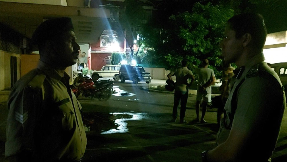 এলোপাথাড়ি গুলি চালানো, সশস্ত্র এবং সম্ভবত মানসিক বিচার বিবেচনার বাঁধ ভেঙে যাওয়া ওই জওয়ানকে একরকম চক্রব্যূহ রচনা করেই ধীরে ধীরে গণ্ডিতে বাঁধে কলকাতা পুলিশ। শেষ পর্বে সেই গণ্ডিতে বাঁধা পড়ে যখন হামলাকারী একে-৪৭ হাতে সামনে এসে দাঁড়াচ্ছেন, তখনও তাঁর সামনে ঝুঁকি নিয়ে নিরস্ত্র হয়েই দাঁড়িয়ে থাকতে হয়েছে কলকাতা পুলিশের আধিকারিকদের। ভয় পাওয়ার উপায় ছিল না। ঘাবড়ে যাওয়ার অভিব্যক্তি প্রকাশ তো দূর অস্ত‌্।