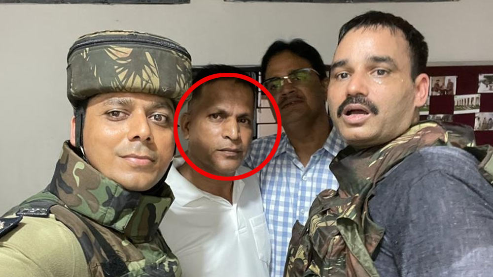 অবশ্য সচেতন ভাবেই নেওয়া হয়েছিল সেই সিদ্ধান্ত। তাতে কাজ হয়। তার পরই পুলিশের কাছে আত্মসমর্পণ করেন অক্ষয়। যদিও তার আগের দেড় ঘণ্টা ধরে এই প্রক্রিয়ার প্রতি মুহূর্তে চলেছে  স্নায়ুযুদ্ধ। পুলিশ বনাম অক্ষয়ের। প্রতি ক্ষণে দিতে হয়েছে পরীক্ষা। উতরোতেও হয়েছে তাতে।