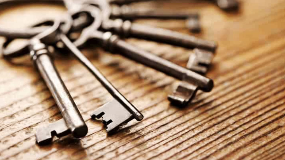 অস্ত্রাগারের দায়িত্বপ্রাপ্ত ছিলেন অক্ষয়। তাঁর কাছে চাবি তো ছিলই। খবর ছিল, তিনি নিজেও ছিলেন অস্ত্রাগার যে বাড়িতে সেখানেই। তাই পুলিশ প্রথম থেকেই ছিল সাবধানী।