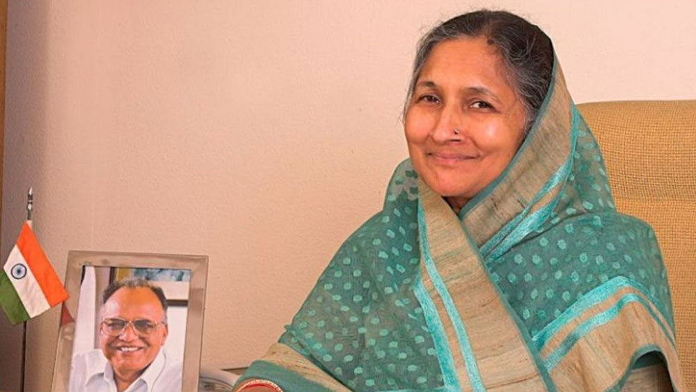 প্রাচুর্যে ভরপুর সংসার। মধ্য পঞ্চাশের ন’সন্তানের মা সাবিত্রীর জীবন কাটছিল বেশ নিশ্চিন্তে। ২০০৫ সালে আচমকা বড়সড় ঝাঁকুনিতে থমকে গিয়েছিল জীবন। সে বছর কপ্টার  দুর্ঘটনায় মৃত্যু হয়েছিল তাঁর স্বামী শিল্পপতি ওমপ্রকাশ জিন্দলের।