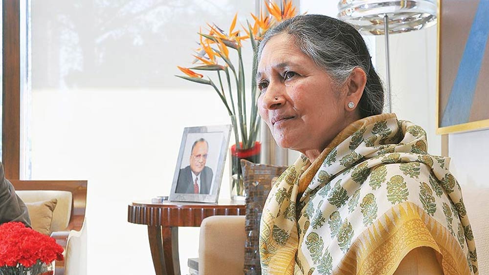 সাবিত্রী এখন ওপি জিন্দল গোষ্ঠীর চেয়ারপার্সন এমিরেটা। সেই সঙ্গে দেশের ধনীতম মহিলাও বটে। গত দু’বছরে তাঁর হাত ধরেই এই গোষ্ঠীর রমরমা বেড়েছে।