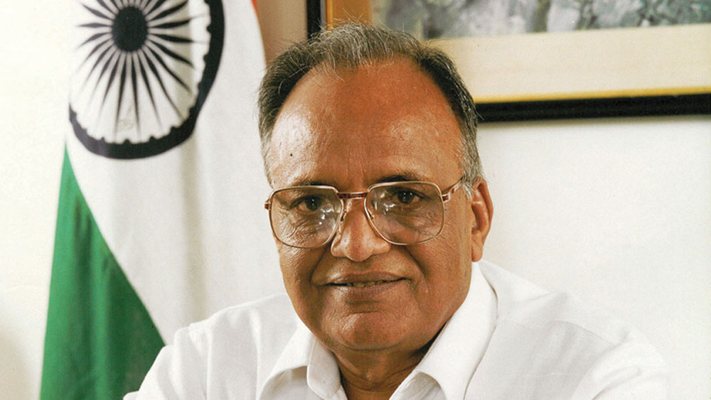 ৭৪ বছরের ওমপ্রকাশ ছিলেন ওপি জিন্দল গোষ্ঠীর কর্ণধার। ইস্পাত এবং বিদ্যুৎক্ষেত্রে যে গোষ্ঠীর চোখধাঁধানো রমরমা। ২০০৫ সালে ৩১ মার্চ উত্তরপ্রদেশের সহারনপুরের কাছে তাঁর হেলিকপ্টার ভেঙে পড়ে। ওমপ্রকাশের সঙ্গে মৃত্যু হয়েছিল হরিয়ানার তৎকালীন মুখ্যমন্ত্রী বংশীলালের ছেলে তথা সে সময় ওই রাজ্যের কৃষিমন্ত্রী সুরেন্দ্র সিংহ এবং কপ্টারচালক টিএস চৌহানের। দুর্ঘটনায় আহত হয়েছিলেন ওমপ্রকাশের আত্মীয় বেদ গয়াল এবং কনস্টেবল বিনোদ কুমার।