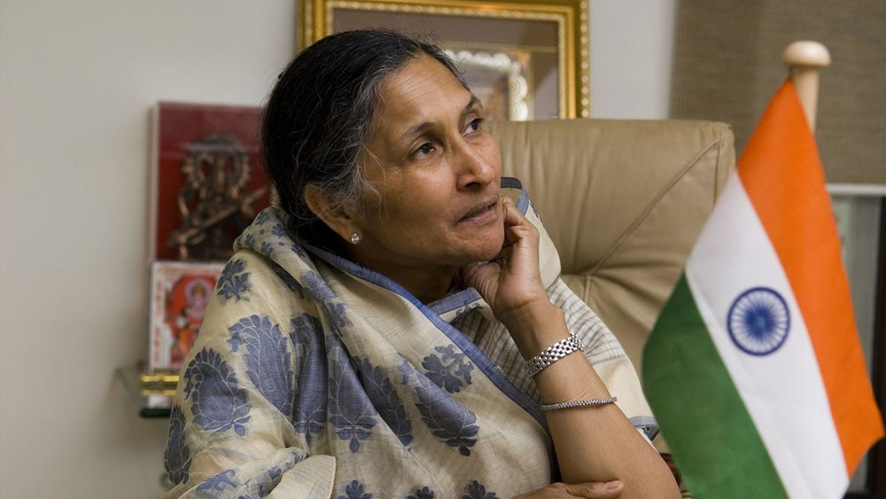 ব্যবসার পাশাপাশি স্বামীর মতো রাজনীতির আঙিনায়ও পা রেখেছেন সাবিত্রী। ২০০৫ সালে স্বামীর মৃত্যুর পর তাঁর কেন্দ্র থেকেই নির্বাচনের দাঁড়ান। কংগ্রেসের টিকিটে সেই কেন্দ্রে জয়ী হয়ে পা রাখেন হরিয়ানা বিধানসভায়। পরের বিধানসভা নির্বাচনে আবার জয়। ২০১৩ সালে হরিয়ানার ক্যাবিনেট মন্ত্রীও হয়েছিলেন তিনি। তবে রাজনীতিক নয়, সাবিত্রীর আসল সাফল্য ব্যবসায়িক ক্ষেত্রে, এমনটাই মনে করেন শিল্প মহলের একটা বড় অংশ।