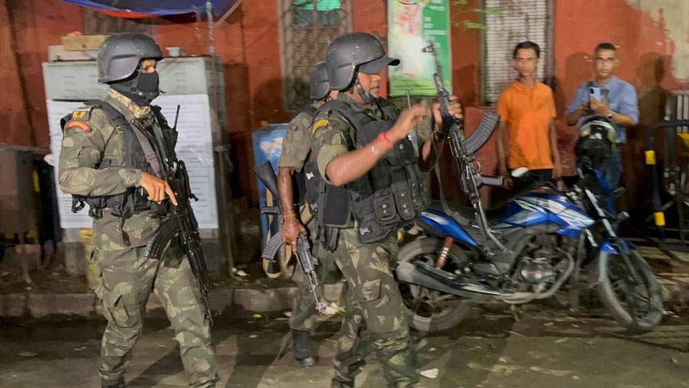 প্রথমেই অক্ষয়ে সিআইএসএফের ব্যারাকের ছোট চৌহদ্দির মধ্যে আনার চেষ্টা করা হয়। এর পর অক্ষয়ের ফোন নম্বর জোগাড় করে তাঁর সঙ্গে যোগাযোগ করে পুলিশ।