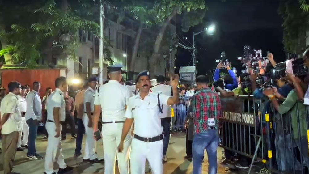 কয়েকবারের চেষ্টায় ফোন ধরেন অক্ষয়। তবে কথা শুনে পুলিশ বুঝতে পারে তিনি কিছুটা রেগে আছেন। অক্ষয়ের মনঃসংযোগ ঘোরানোর জন্য তাঁকে তাঁর বাড়ি, পরিবার, তাঁর সমস্যা নিয়ে প্রশ্ন করা হতে থাকে।