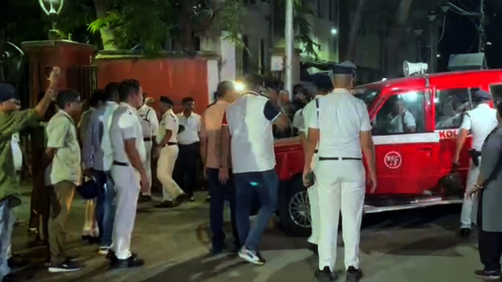 পুলিশকে তখনই অক্ষয় জানান, গত দু’মাস ধরে হেনস্তা করা হচ্ছে তাঁকে। পুলিশ তাঁকে আশ্বস্ত করে। জানায়, অক্ষয়ের সব কথা তারা শুনবে। তার পরও অবশ্য ওই জওয়ান তাঁর নিরাপদ আড়াল ছাড়েননি।