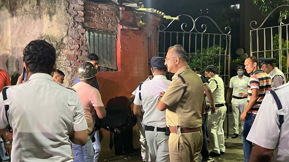 কিন্তু সেই আশ্বাসে কাজ হয়নি। সন্ধে সাড়ে ৬টা থেকে শুরু হওয়া এই প্রক্রিয়ায় অবশেষে ইতি পড়তে চলেছে অনুমান করে পৌনে ৮টা নাগাদ সিআইএসএফের এক আধিকারিক নিরস্ত্র হয়ে ভিতরে প্রবেশ করেন। কিন্তু তার পরই যোগাযোগ বন্ধ করে দেন অক্ষয়।