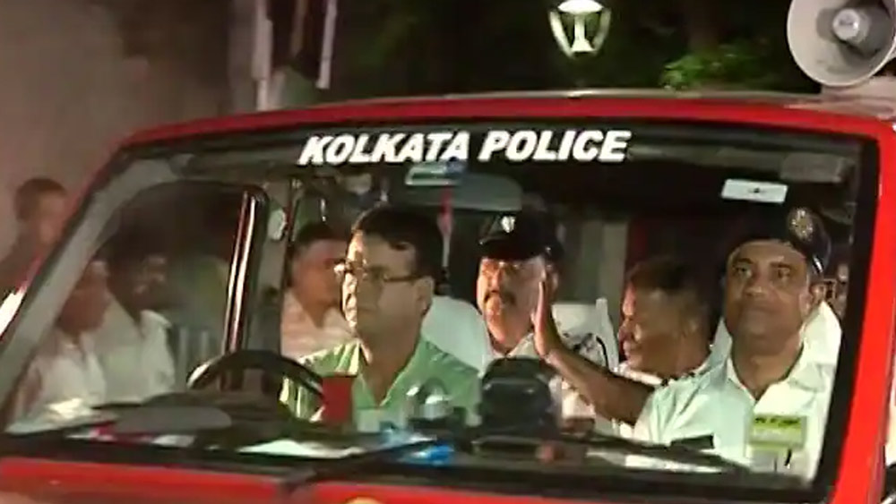 পুলিশ হাল না ছেড়ে তার পরও কথা চালিয়ে যেতে থাকে। বার বার আশ্বস্ত করা হতে থাকে অক্ষয়কে। বোঝানোও হয় তাঁকে। অবশেষে দরজা খোলেন তিনি। হাতে একে-৪৭ বাইরে আসতে দেখা যায় সিআইএসএফের ওই জওয়ানকে।