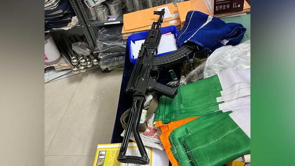 দৃশ্যটি ভয় ধরানোর মতো। কিন্তু পুলিশ এই স্নায়ুযুদ্ধেও উতরে যায়। অক্ষয়ের সঙ্গে তারা কথা বলা শুরু করে নিরস্ত্র হয়েই। আশ্বস্ত হয়ে অস্ত্র নামান অক্ষয়।