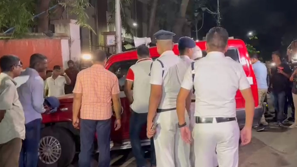 এর পরই অক্ষয় পুলিশের কাছে আত্মসমর্পণও করেন। তাঁকে গ্রেফতার করে নিয়ে যাওয়া হয় নিউ মার্কেট থানায়। পরে তাঁর পকেট থেকে অস্ত্রাগারের চাবিটিও উদ্ধার করে পুলিশ।