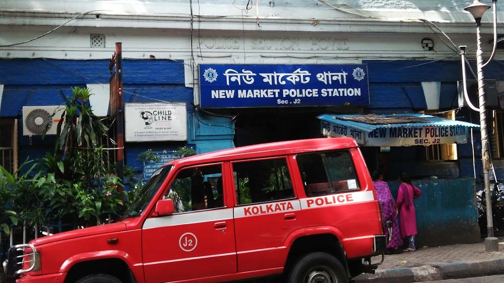 তবে পুলিশের সঙ্গে ওই দেড় ঘণ্টার বোঝাপড়া সফল না হলে কী হত, দু’মাসের হেনস্থায় মানসিক ভাবে বিপর্যস্ত অক্ষয় কি আরও বড় হামলা চালাতেন? জানার উপায় নেই। তবে আদালত অক্ষয়কে ১৪ দিনের পুলিশ হেফাজত দেওয়ায় আপাতত পুলিশি জেরাতেই বাকি প্রশ্নের উত্তর মিলবে বলে মনে করা হচ্ছে।