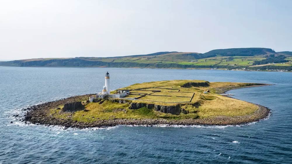 অনেকেরই স্বপ্ন থাকে, শহরের যানজট, কোলাহল থেকে দূরে কোনও দ্বীপে মনের মানুষের সঙ্গে সময় কাটানোর। তবে, কখনও এই ধরনের জায়গায় সারা জীবন থাকার সুযোগ পেলে কী করতেন!