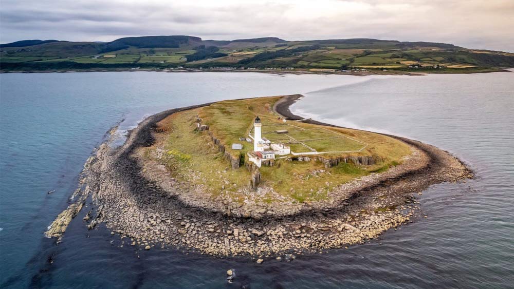 স্কটল্যান্ডের ‘আইল্যান্ড অব প্লাডা’। তিন লক্ষ ৫০ হাজার ইউরো মূল্যে এই দ্বীপটি বিক্রি করার সিদ্ধান্ত নেওয়া হয়েছে। ভারতীয় মুদ্রা অনুযায়ী যার পরিমাণ আনুমানিক দু’কোটি ৮২ লক্ষ ৯৮ হাজার ৩৪৪ টাকা।