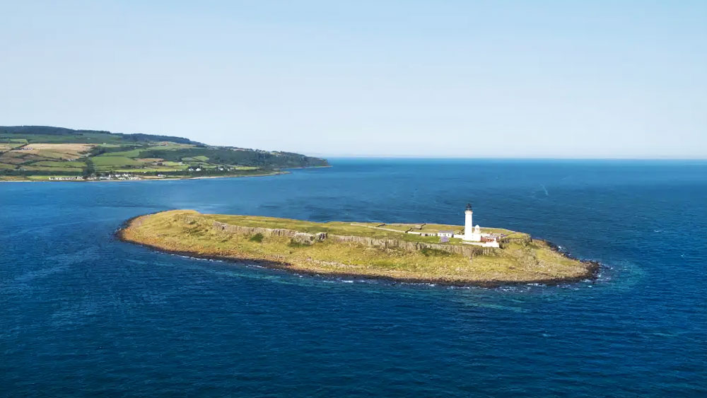 তুলনা করলে দেখা যায়, এডিনবরা শহরে এই দামে চারটি বেডরুমবিশিষ্ট বাড়ি কিনতে পাওয়া যায়। এ ছাড়াও গ্লাসগো শহরের পশ্চিম সীমান্তে তিন বেডরুমবিশিষ্ট ফ্ল্যাট এবং ক্লার্কস্টন শহরের তিন বেডরুমবিশিষ্ট ভিলা কেনা যাবে।