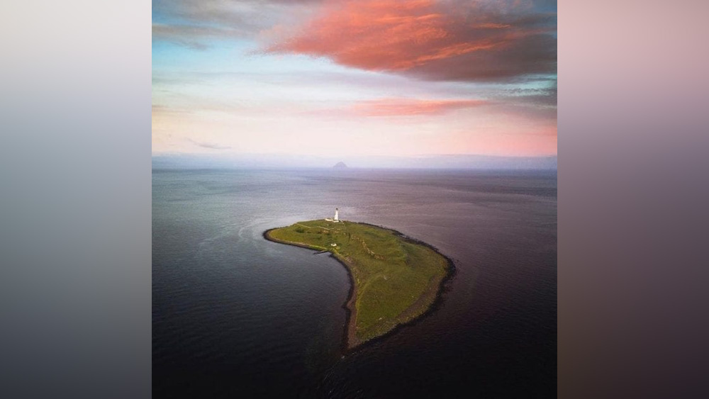 স্কটল্যান্ডের বাকি দু’টি দ্বীপ— এইগ এবং গিঘা বিক্রির পরে নতুন রূপ পেয়েছে। এই দ্বীপগুলি আয়তনে অনেক বড়।
