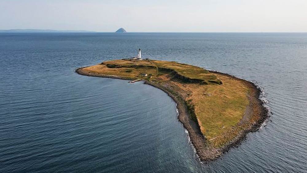 তাঁর মতে, কোনও দ্বীপ কিনে সেখানে যদি ঠিক মতো বিনিয়োগ করা যায় তবে সেই এলাকাকে বাসযোগ্য করে তোলার যথেষ্ট সুযোগ রয়েছে।