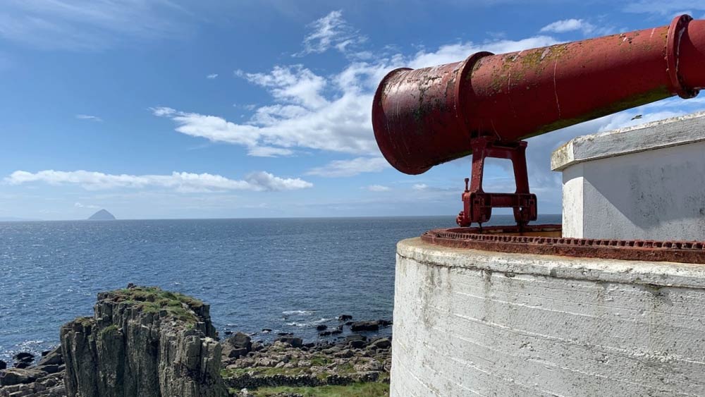 এই দ্বীপ থেকে আয়ারল্যান্ডের উত্তরাংশ, আইলসা ক্রেইগ, আররানের দক্ষিণ উপকূলের বিস্তৃত এলাকা দেখা যায়। 