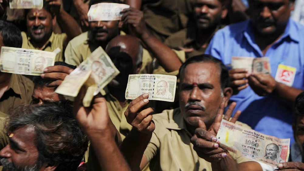 নোটবাতিলের সময় ব্যাঙ্কের লম্বা লাইনে দাঁড়িয়ে মৃত্যু হয়েছিল প্রায় ১০০ জনের।