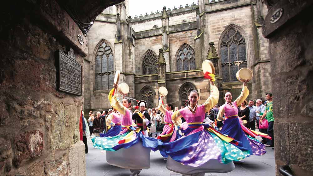 সারা মাস জুড়ে মোট ৩,০০০টি অনুষ্ঠানের আয়োজন করা হবে বলে সংবাদ সংস্থা সূত্রে খবর। 