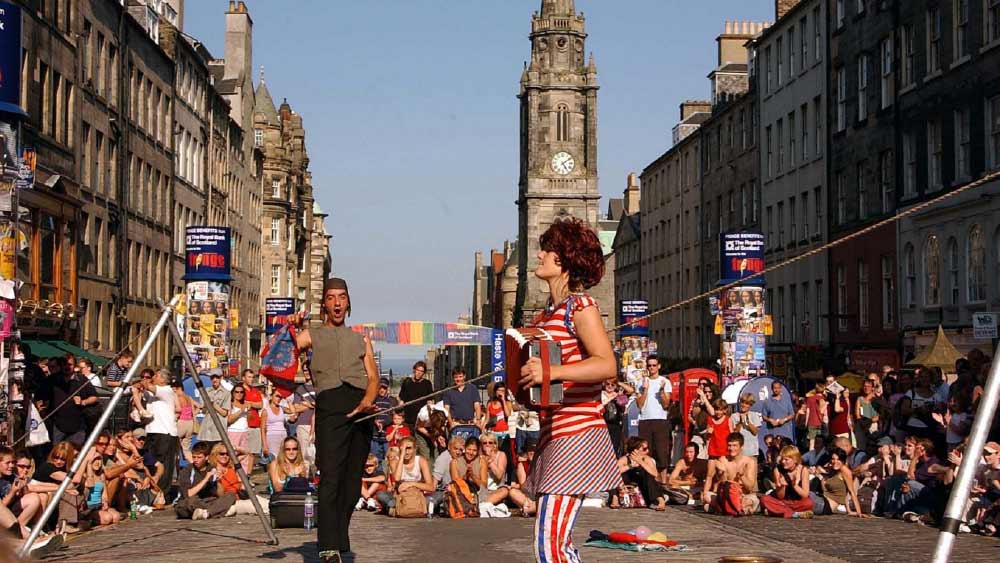 ১৯৪৭ সালে এই উৎসব শুরু হলেও সে সময় এত আড়ম্বর ছিল না। পৃথিবীর বিভিন্ন প্রান্ত থেকে শিল্পীরা এই উৎসবে অংশগ্রহণ করতেন।