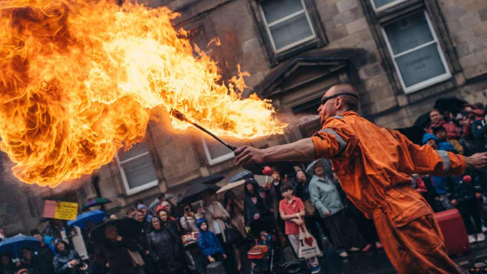 প্রথমে এডিনবরা আন্তর্জাতিক উৎসব হিসাবে শহর জুড়ে এই উৎসব পালন করা হত। ধীরে ধীরে এডিনবরার এই উৎসব শিল্পীদের প্রাণকেন্দ্র হয়ে ওঠে।