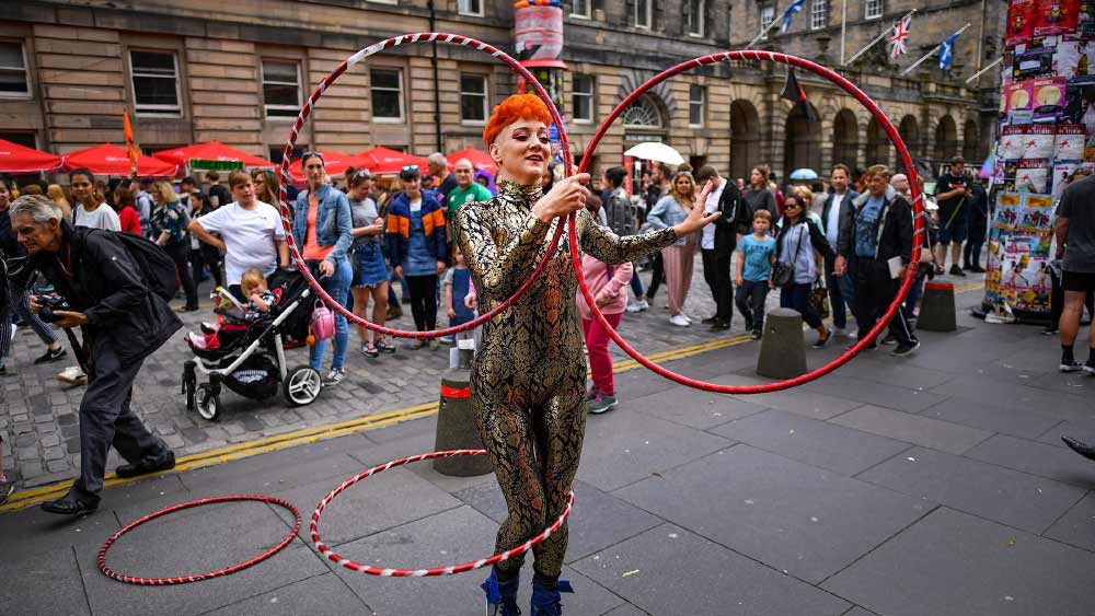 বাড়তে থাকে বোর্ড কমিটির সদস্য সংখ্যাও। এই উৎসবের টিকিট বিক্রি করে যে টাকা পাওয়া যায়, তার পুরোটাই শিল্পীদের জন্য তহবিলে রাখা হয়।