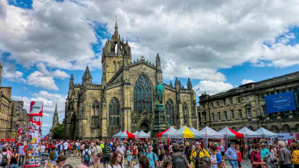 ৫ অগস্ট থেকে এই উৎসব শুরু হয়েছে। চলবে ৩০ অগস্ট পর্যন্ত। এই অনুষ্ঠান উপলক্ষে রয়্যাল মাইলের সামনে নাচ, গান-সহ অন্যান্য কলা প্রদর্শন করবেন মনোরঞ্জনকারীরা।