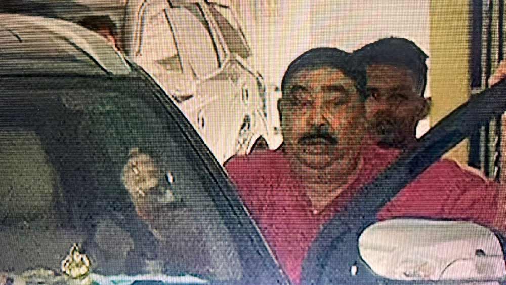 গাড়িতে উঠছেন অনুব্রত।