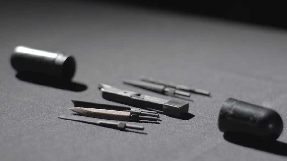 এমনও হয় নাকি? আমেরিকার ইন্টারন্যাশনাল স্পাই মিউজিয়ামের তত্ত্বাবধায়ক এবং ইতিহাসবিদ ভিন্স হউটনের দাবি, ঠান্ডা যুদ্ধের সময়কালে নাকি এমন যন্ত্র ব্যবহার হত। সে সময় সিআইএ-র মতো আমেরিকার গোয়েন্দা সংস্থা তাদের গুপ্তচরদের হাতে তুলে দিত এই ‘অস্ত্র’। যার সাহায্যে শত্রুপক্ষের কব্জা ভেদ করতে পারতেন তাঁরা।