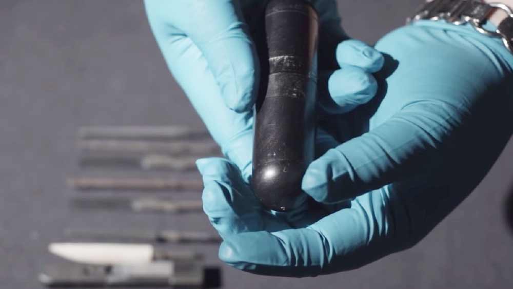 ওয়াশিংটনে এই সংগ্রহশালায় প্রদর্শিত হচ্ছে এমন নানা ধরনের ‘শিল্পকৃতি’ বা গুপ্তচরদের তুরুপের তাস। তবে সেগুলির মধ্যে একটি ‘অস্ত্র’ আস্তিনের বদলে গোঁজা থাকত পায়ুদ্বারে। আক্ষরিক অর্থেই!