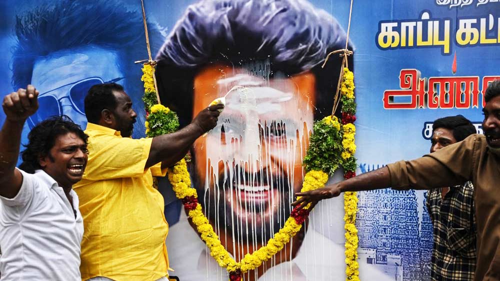 বাস কনডাক্টর থেকে দক্ষিণী সিনেমাজগতের ‘থালাইভা’— যে অভিনেতা পর্দার সামনে এলেই দর্শকেরা উল্লাসে ফেটে পড়েন, যাঁর ছবি মুক্তির প্রথম দিন দক্ষিণ ভারতে উৎসবের মহল তৈরি হয়, সেই রজনীকান্তকে দেবতাজ্ঞানে পুজো করেন অনুরাগীরা।