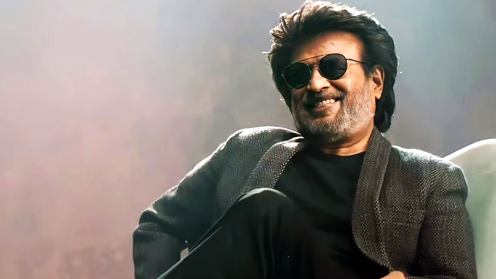 কিন্তু তাঁর কর্মজীবন অভিনয় দিয়ে শুরু হয়নি, কর্নাটক রাজ্য পরিবহণ সংস্থার অন্তর্গত বাসের কনডাক্টর ছিলেন রজনীকান্ত। এই পেশায় থাকাকালীন তিনি অভিনয় করার সিদ্ধান্ত নেন।