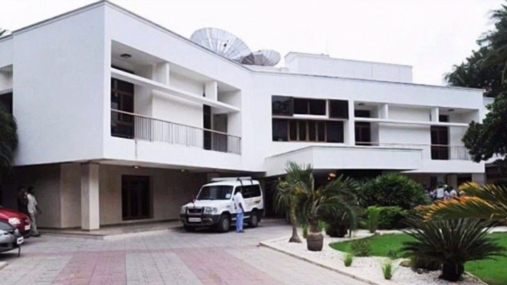 কোটি টাকা সম্পত্তির মালিক রজনীকান্ত চেন্নাইয়ের পোয়েস গার্ডেন এলাকায় একটি বিলাসবহুল বাংলো কিনেছেন। ২০০২ সালে এই বাংলোটি কিনলেও বর্তমানে এর দাম ৩৫ কোটি টাকার কাছাকাছি।