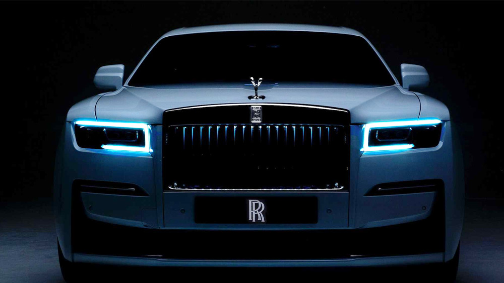 বহুমূল্য গাড়ি নিজের সংগ্রহে রাখার শখও রয়েছে তাঁর। রোলস রয়েস থেকে বিএমডব্লিউ-সহ নানা নামী ব্র্যান্ডের গাড়ি কিনেছেন তিনি। তাঁর সংগ্রহে পাঁচ থেকে ছয় কোটি টাকা মূল্যের একটি বেন্টলি লিমোসিন গাড়ি কিনেছেন। নিজের মনের মতো করো সাজানোর পর সেই গাড়ির মূল্য দাঁড়িয়েছে ২২ কোটি টাকায়।