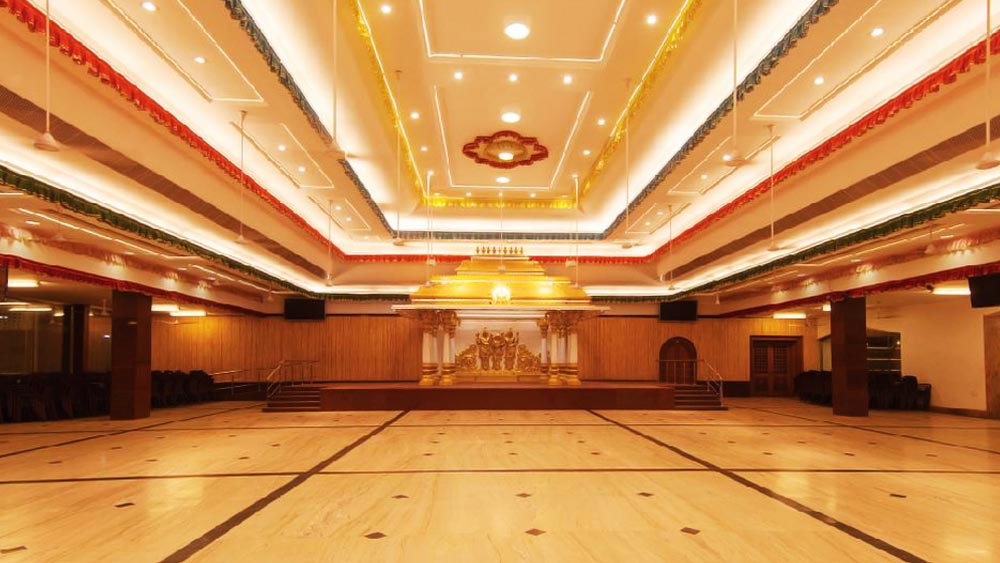 রজনীকান্ত ‘রাঘবেন্দ্র মণ্ডপম’ নামে চেন্নাইয়ের একটি অনুষ্ঠান হলের মালিক। এই হলে প্রধানত বিয়ের অনুষ্ঠানের আয়োজন করা হয়। এই হলে মোট হাজার জন অতিথিকে একসঙ্গে আপ্যায়ন করা যায়। এমনকি, ডাইনিং হলটি আয়তনে এত বড় যে, একসঙ্গে ২৫০ জন অতিথি বসে খেতে পারেন। এই আবাসনটি ৩৫ কোটি টাকা দিয়ে কিনেছেন রজনীকান্ত।