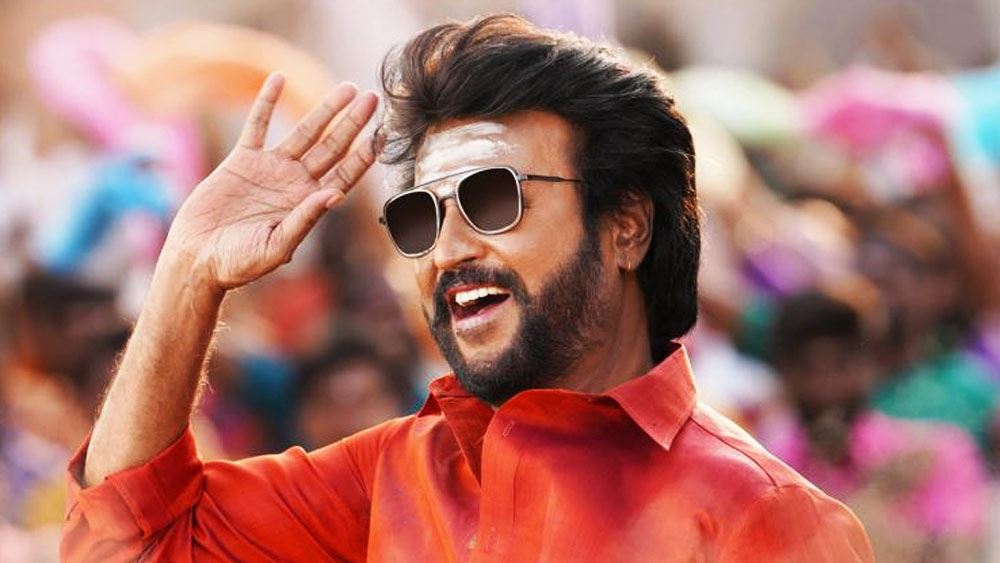 সমাজকল্যাণমূলক কাজের সঙ্গেও জড়িত রয়েছেন অভিনেতা। সংবাদ সংস্থা সূত্রের খবর, রজনীকান্ত তাঁর পারিশ্রমিকের অর্ধেকই সমাজকল্যাণমূলক কাজের সঙ্গে জড়িত বিভিন্ন তহবিলে দান করেন। চেন্নাইয়ে যখন ভয়াবহ বন্যা দেখা দিয়েছিল, সেই সময় বিপুল পরিমাণ অর্থ বন্যা তহবিলে দান করেছিলেন তিনি।