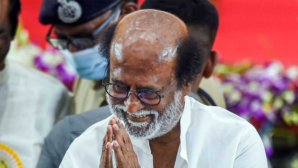 শুধু অভিনেতা হিসাবেই নন, সমাজপ্রেমী হিসাবেও তাঁর যথেষ্ট নাম রয়েছে। আজ রজনীকান্ত দক্ষিণের টলিউড ইন্ডাস্ট্রির ‘ডেমিগড’।