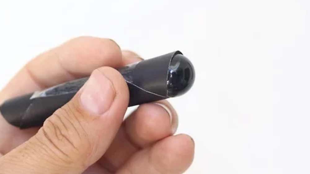 ১৯৪৫ সালে দ্বিতীয় বিশ্বযুদ্ধের অবসানের পর থেকে ১৯৯১ সালে অর্থাৎ ঠান্ডা যুদ্ধের সময়কালে আমেরিকার গুপ্তচরদের তৎকালীন সোভিয়েত ইউনিয়ন বা পশ্চিম বার্লিনের মতো ইউরোপীয় জায়গায় পাঠানো হত বলে দাবি ভিন্সের। তাঁদের দেহে এমন জায়গায় এই ‘অস্ত্র’ ঢুকিয়ে দেওয়া হত, যাতে শত্রুপক্ষের হাতে ধরা পড়লেও তার খোঁজ না পাওয়া যায়। ভিন্সের দাবি, পায়ুদ্বারই ছিল সেই সুবিধাজনক জায়গা!